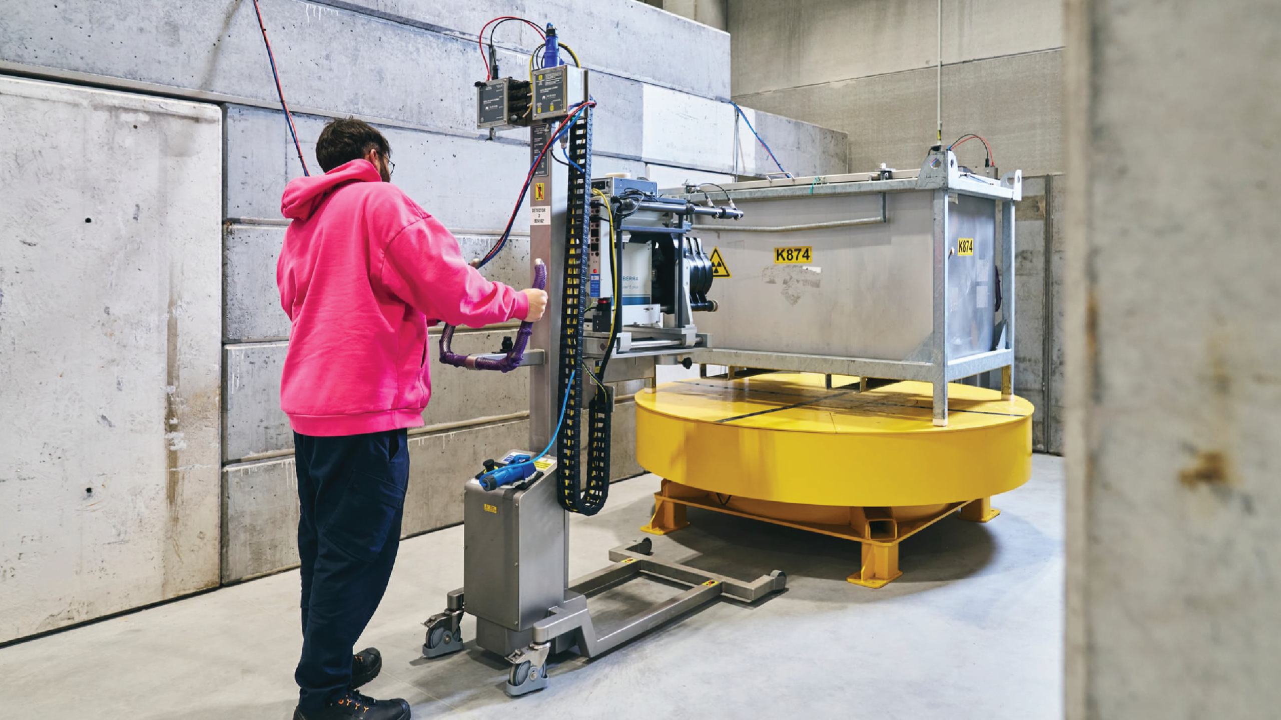 Total setup of ELMO with colleague moving detector
