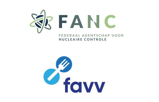 Bovenaan logo FANC in groene letter met een icoontje van een atoom en onderaan het logo van FAVV in blauwe letters en een vork tussen blauwe bollen