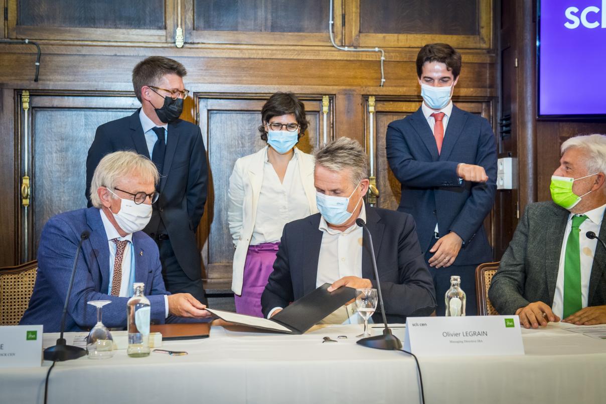 Tinne Van der Straeten, ministre de l'énergie, souligne l'importance de ce projet et l'expertise des deux partenaires. « La Belgique veut rester un leader mondial dans la production d'isotopes médicaux. C'est pourquoi, dans le cadre du plan de relance européen, nous avons apporté notre soutien au SCK CEN pour leur permettre d'innover dans le domaine des radiopharmaceutiques thérapeutiques. SCK CEN et IBA combinent leurs grandes expertises dans ce partenariat de R&D afin de collaborer sur des isotopes qui pe
