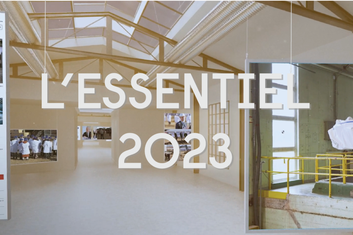 Le mot "l'essentiel 2023" suspendu à des fils dans un musée de coupures de presse.
