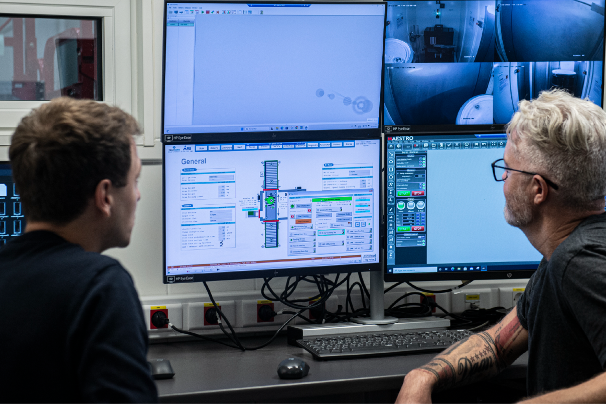 Colleagues in control room SYSCADE mobile unit