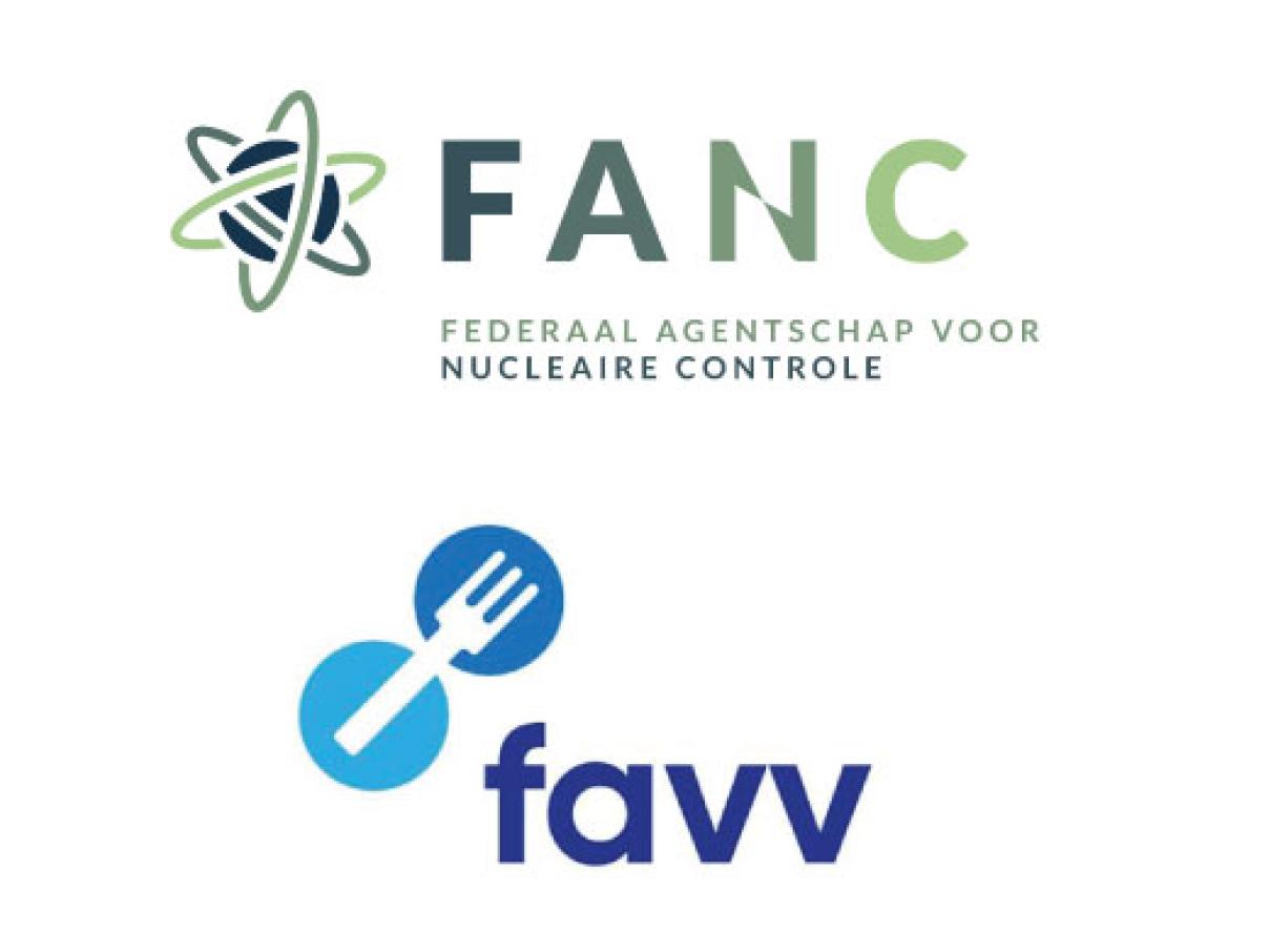 Bovenaan logo FANC in groene letter met een icoontje van een atoom en onderaan het logo van FAVV in blauwe letters en een vork tussen blauwe bollen
