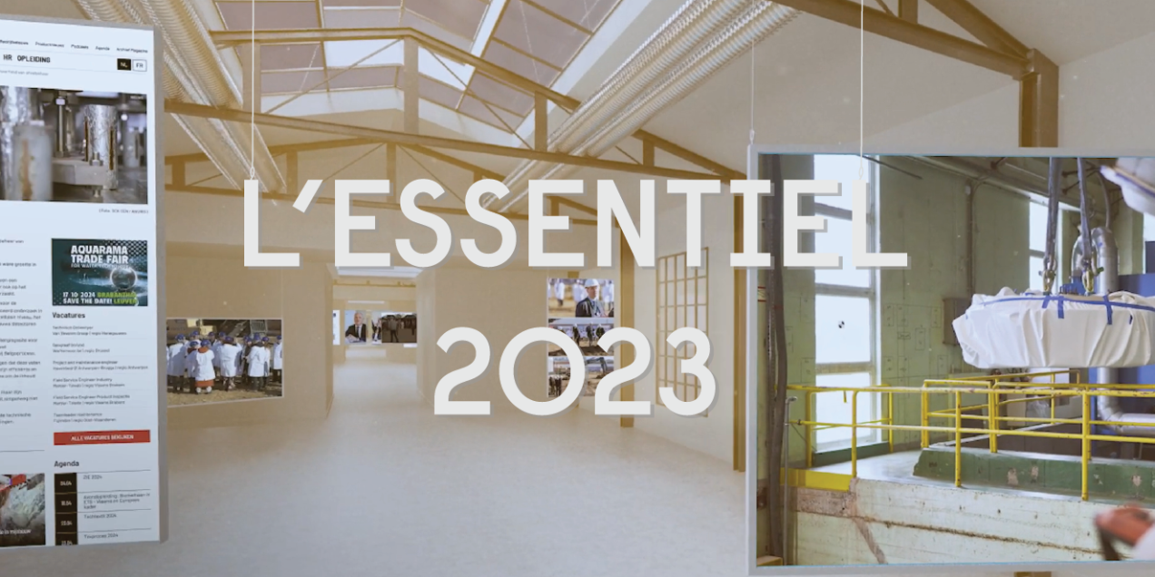 Le mot "l'essentiel 2023" suspendu à des fils dans un musée de coupures de presse.