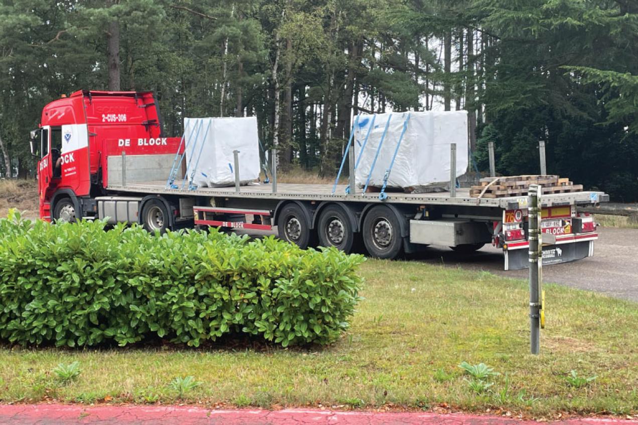 Transport van 2 blokken van de bioshield op een truck