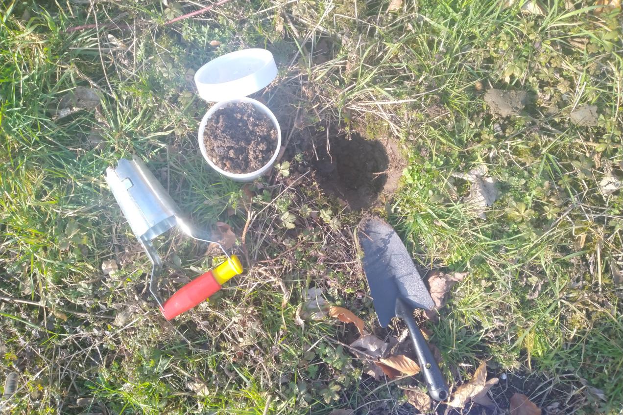  Materiaal tijdens staalname gras en aarde bij oefening Tihange
